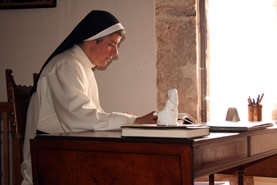 Una monja en el estudio